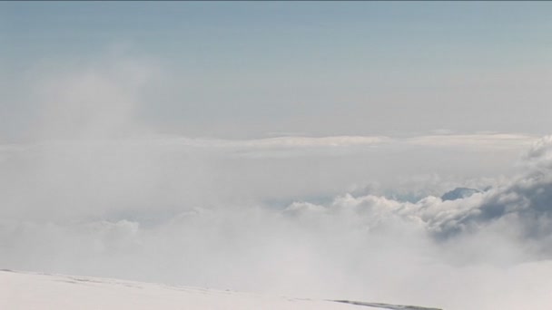 Sobre las nubes en el Monte Foraker — Vídeo de stock
