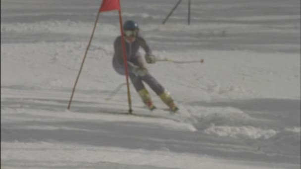 Běh sjezdovka lyžař — Stock video