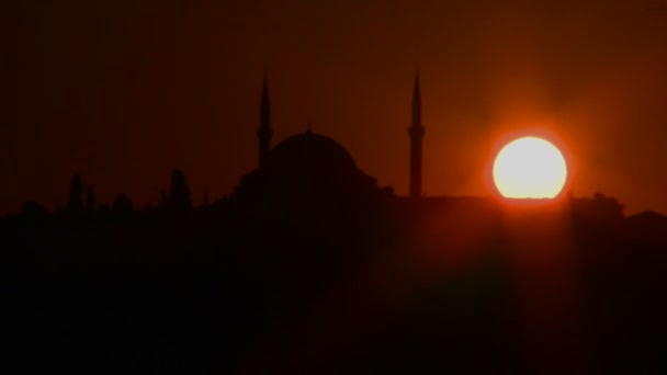 Sole che tramonta dietro una moschea — Video Stock