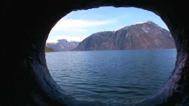Schip overschrijding van de fjorden van Noorwegen — Stockvideo