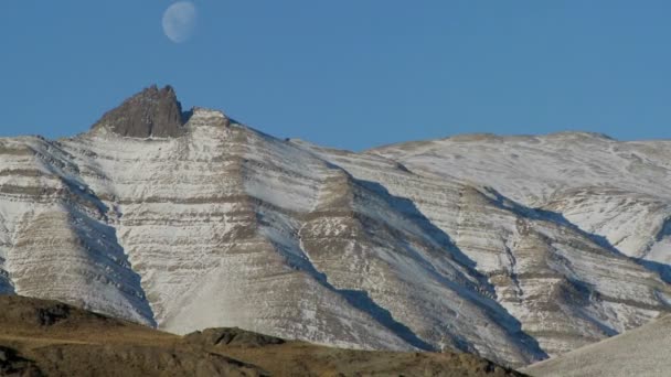 Luna se eleva sobre las montañas — Vídeos de Stock