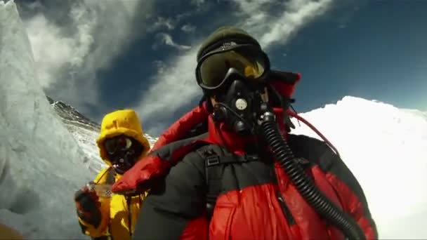 Альпинисты собираются покинуть лагерь — стоковое видео