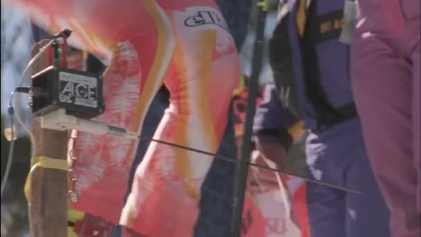 Een concurrerende skiër begint — Stockvideo