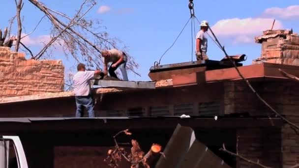 Торнадо спустошує роботу, штат Алабама — стокове відео