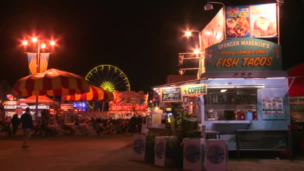 Parque de atracciones por la noche — Vídeo de stock