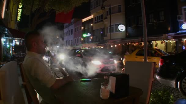 Un hombre fuma pipa de narguile — Vídeos de Stock