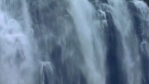 Vackra vattenfall rinner — Stockvideo