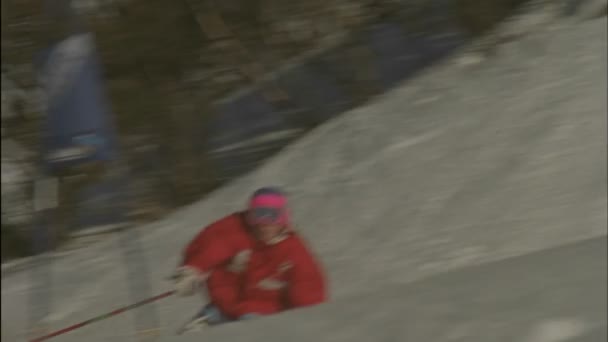 Esqui correndo um curso de descida — Vídeo de Stock