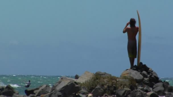 Um surfista olha através do oceano — Vídeo de Stock