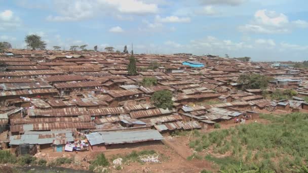 Szegénység sújtotta nyomornegyedében Nairobi — Stock videók