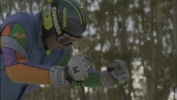 Лыжник готовится кататься на лыжах — стоковое видео