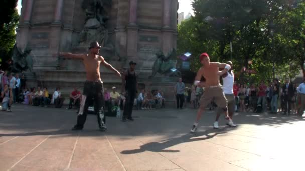 Pouliční tanečníků a performerů. — Stock video