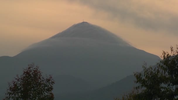 Wolken waait over de top van een vulkaan Virunga — Stockvideo