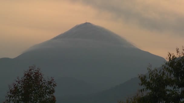 Molnen blåser över toppen av en Virunga vulkan — Stockvideo