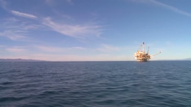 Una plataforma petrolífera frente a la costa de Santa Bárbara — Vídeo de stock