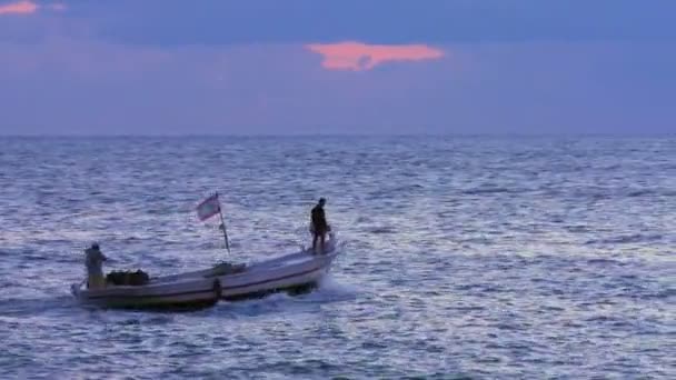 Um barco de pesca no Mar Mediterrâneo — Vídeo de Stock