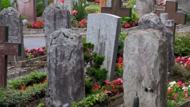 Un vieux cimetière avec d'anciennes pierres tombales — Video