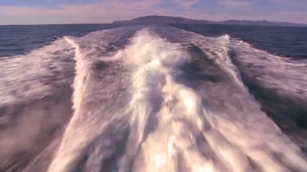 Лодка плывет по водам у берегов Санта-Барбары — стоковое видео