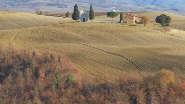 Casa de fazenda e igreja na Toscana — Vídeo de Stock