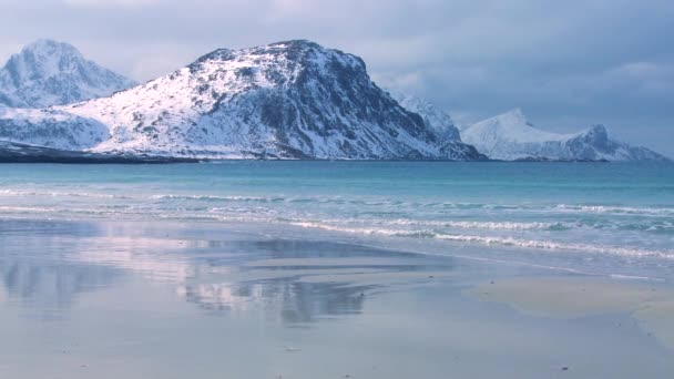 Fjordok-sarkkörön közepette Beach — Stock videók