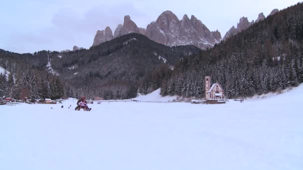 Mensen gaan rodelen in Alpen — Stockvideo