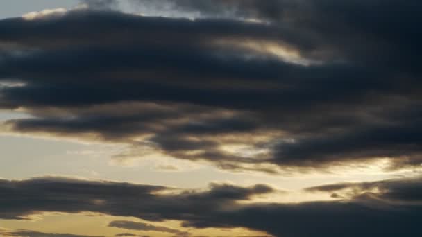 Des nuages sombres se déplacent sur le paysage — Video