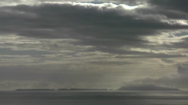 Хмари натовп над океаном — стокове відео