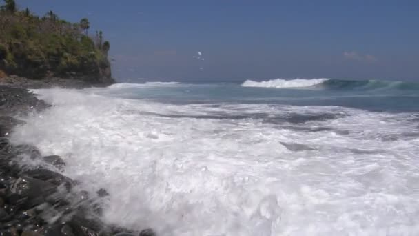 Vågorna tvätta över släta klippor — Stockvideo