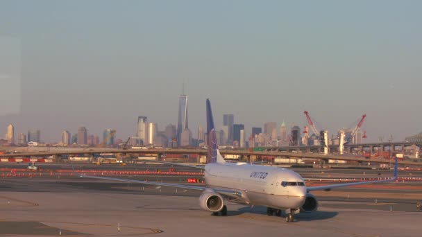 Táxi de avião no aeroporto de Newark — Vídeo de Stock