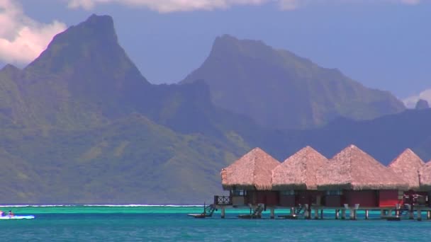 Tahitian huts on the water with mountain peaks — Stock Video