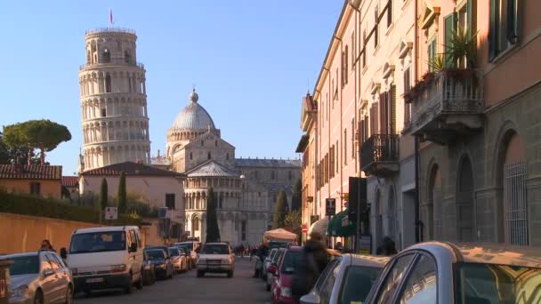 Uma rua em Pisa com torre inclinada — Vídeo de Stock