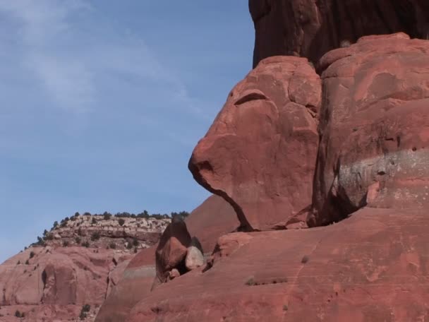 Formación de rocas se asemeja a cabeza de oveja — Vídeos de Stock