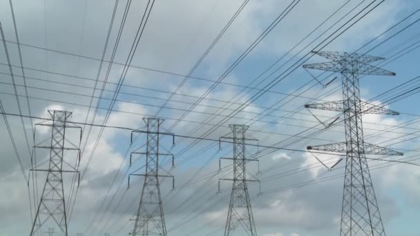 Nubes moviéndose detrás de líneas eléctricas — Vídeo de stock