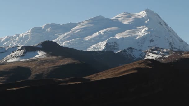 Pic neigeux en fin de journée soleil — Video