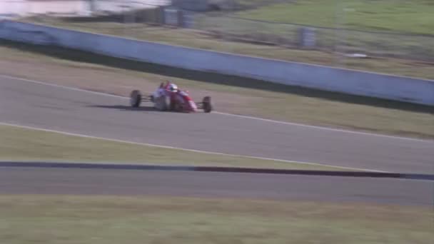 Une voiture de course accélère sur une piste — Video