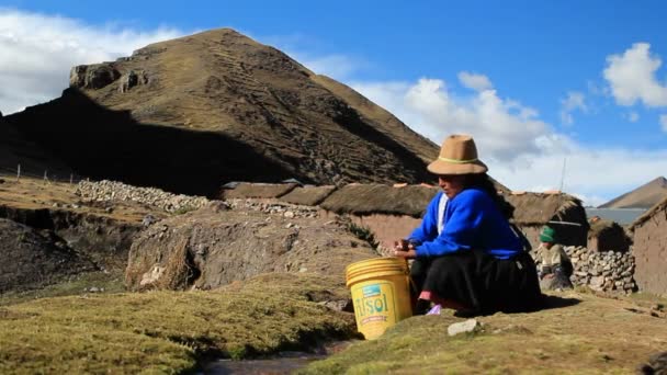 Aldeano lavado de ropa en el arroyo — Vídeos de Stock