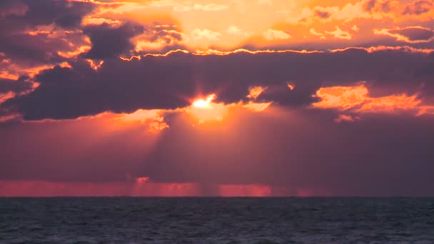 Belo pôr do sol atrás do oceano — Vídeo de Stock