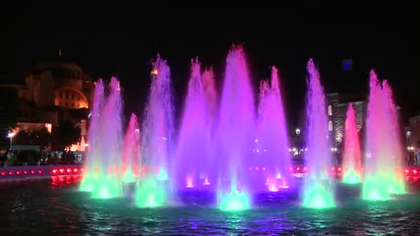 Coloridas fuentes en Estambul, Turquía al atardecer o por la noche . — Vídeo de stock