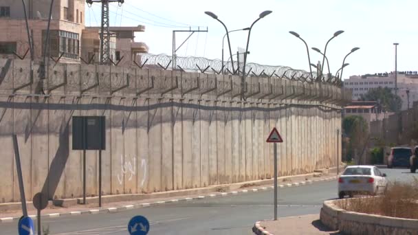 Coches a lo largo de la nueva barrera de Cisjordania — Vídeos de Stock