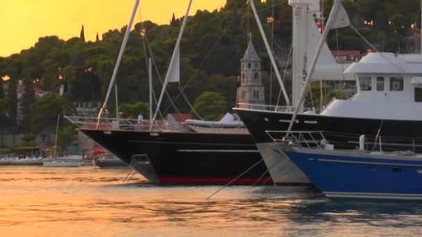 Puesta de sol con la vista de los arcos del barco — Vídeo de stock