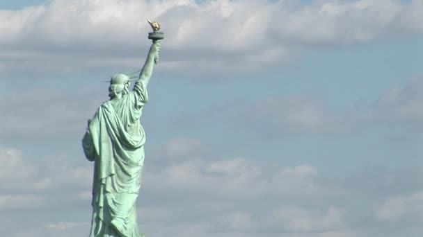 Статуя Свободы против неба — стоковое видео