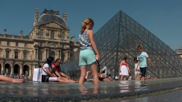 Peopel in de buurt van Louvre in Parijs. — Stockvideo