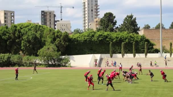 Футбольная команда тренируется на поле — стоковое видео