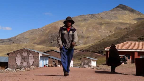 Los aldeanos caminan por pueblo — Vídeo de stock