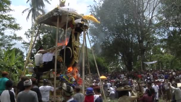 La gente se reúne en una ceremonia de cremación — Vídeo de stock