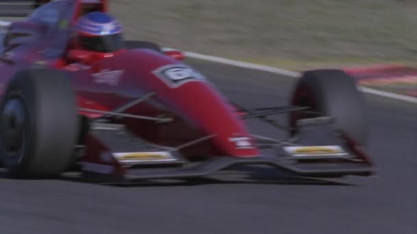 Une voiture de course accélère sur une piste — Video