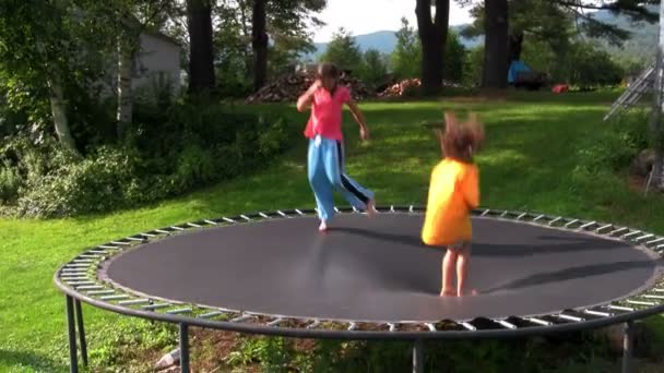 Los niños saltan y juegan en el trampolín — Vídeos de Stock