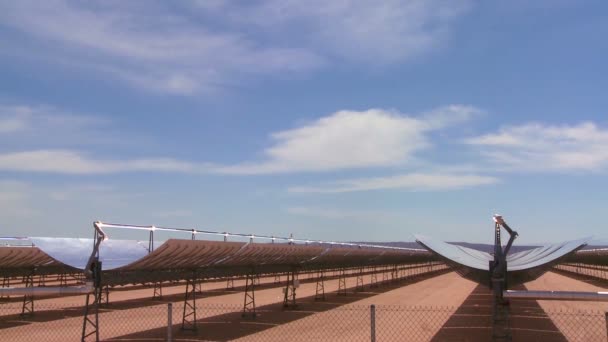 Облака движутся над солнечной фермой — стоковое видео
