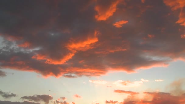 Orange speglar av moln vid solnedgången — Stockvideo
