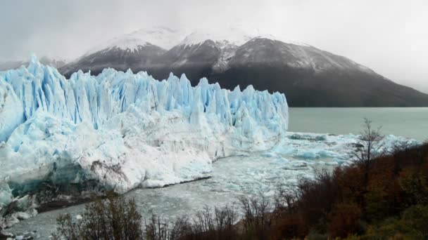 Massive glacier with mountains — Stock Video